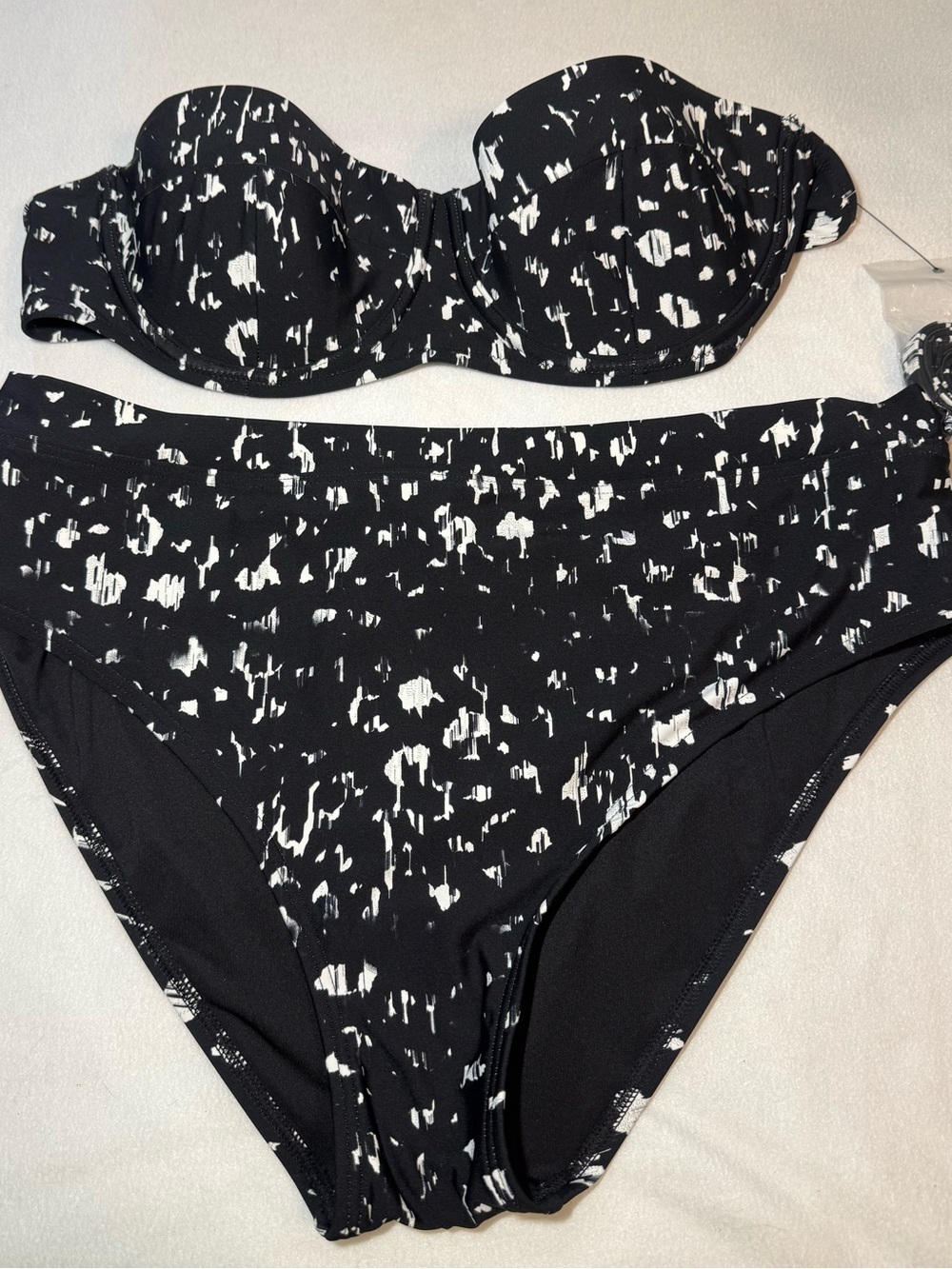 New Womenās Black & White DKNY 2 piece swimsuit. Size XXL